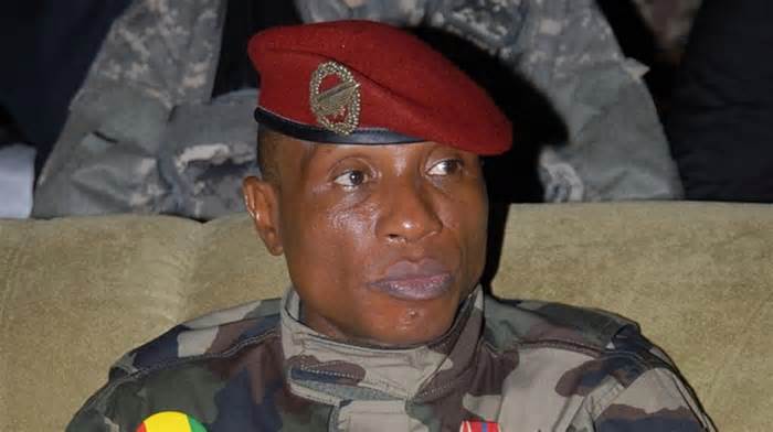 Nhóm tay súng đưa cựu lãnh đạo Guinea ra khỏi tù