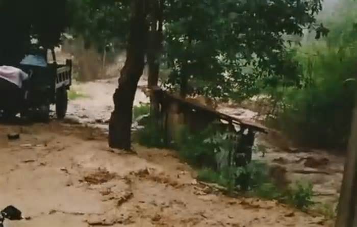 Lội qua suối khi trời mưa to, hai anh em ở Lào Cai bị lũ cuốn trôi