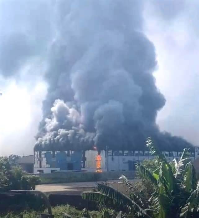 Nghệ An: Cháy ngùn ngụt tại nhà máy gỗ dăm ở Khu công nghiệp Nam Cấm