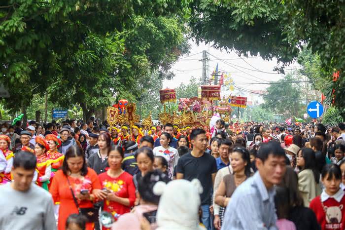 Hàng trăm thanh niên nháo nhào lao vào giành co quyết liệt ở lễ hội cướp cầu