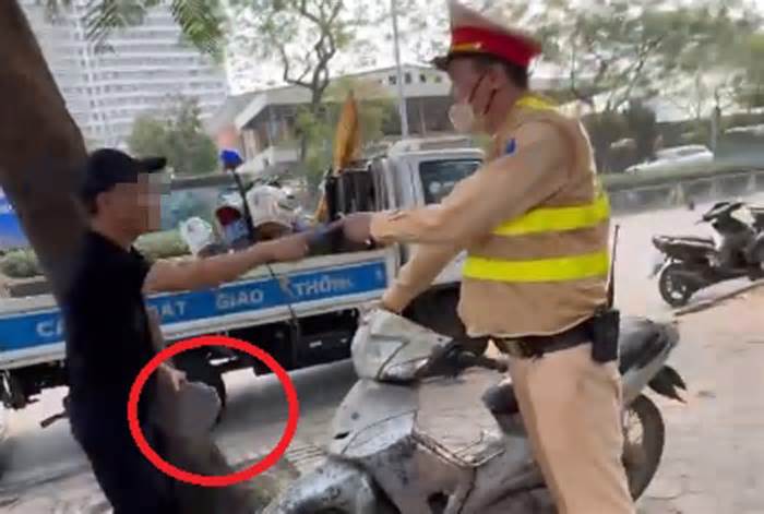 Người đàn ông dùng gạch đập xe máy tại chốt CSGT