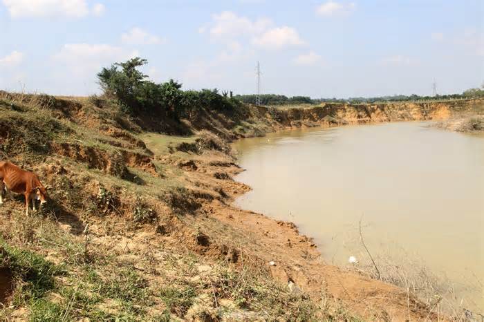 Sông Ngàn Sâu sạt lở 'uy hiếp' nhiều nhà dân, 6 thôn bị mất đất sản xuất