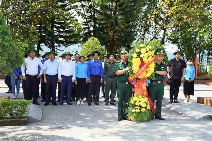 Đoàn công tác Trung ương Đoàn dâng hương tại Khu di tích lịch sử Quốc gia Pò Hèn