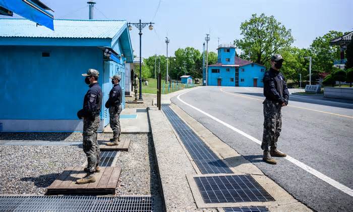 Lính Hàn - Triều mang súng trở lại tại làng đình chiến