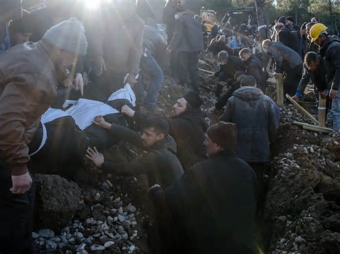 Hơn 41.000 người chết trong động đất: Chôn cất lặng lẽ, vội vàng