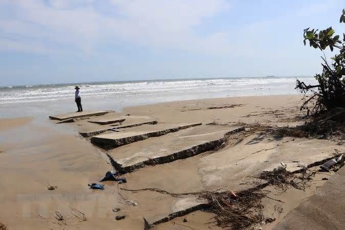 Trà Vinh: Công bố tình huống khẩn cấp về sạt lở bờ biển ở Duyên Hải