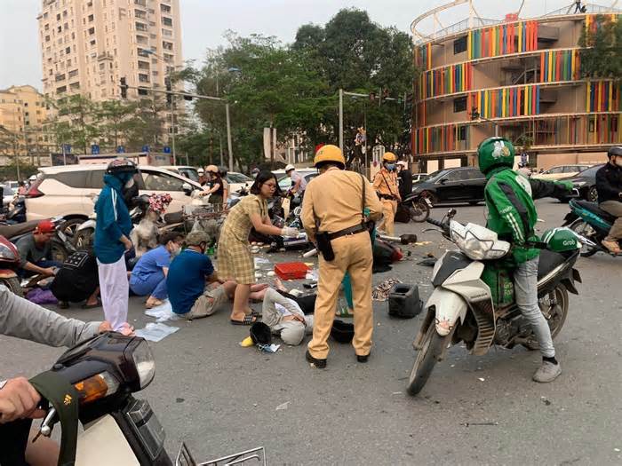 Hà Nội: Ôtô gây tai nạn liên hoàn tại ngã tư Xuân La-Võ Chí Công