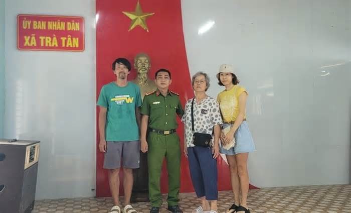 Công an xã ở Quảng Nam giúp du khách Hàn Quốc đoàn tụ với gia đình