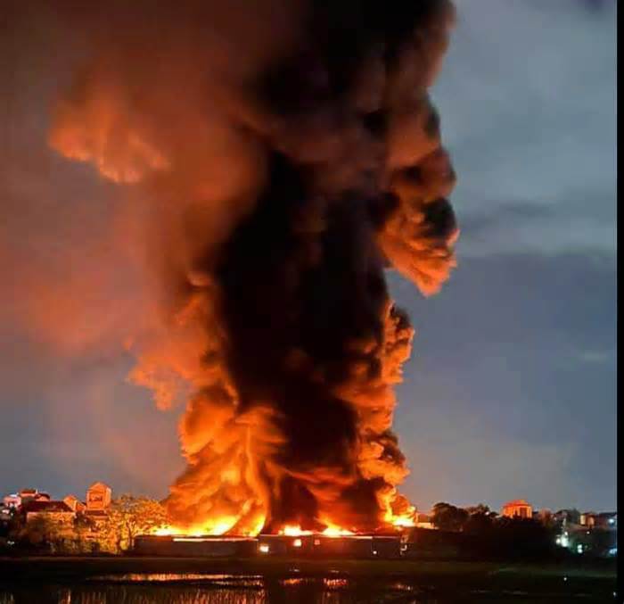 Cháy công ty bao bì ở Vĩnh Phúc, 'biển lửa’ cùng cột khói cuồn cuộn bốc cao hàng trăm mét