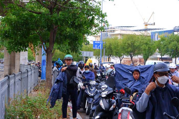 TPHCM bất chợt 'mưa vàng', nhiều người bị té ngã vì đường trơn