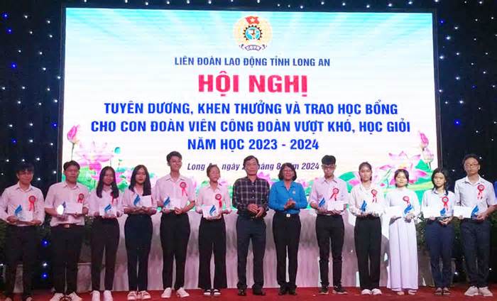 Trao thưởng, học bổng cho con CNLĐ tỉnh Long An