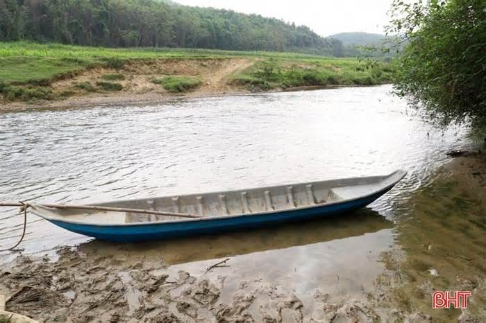 Hà Tĩnh: Theo người lớn ra sông, hai cháu bé tử vong vì đuối nước