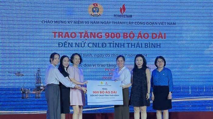Công đoàn Dầu khí Việt Nam trao tặng 900 bộ áo dài