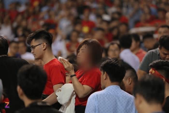 Nữ cổ động viên đổ máu trên khán đài trận Việt Nam vs Indonesia
