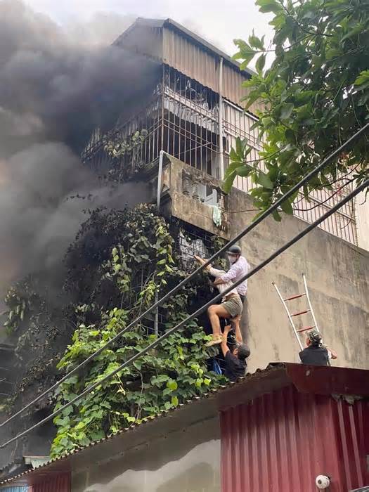 'Người hùng' đập ban công, cõng hai nạn nhân thoát khỏi đám cháy