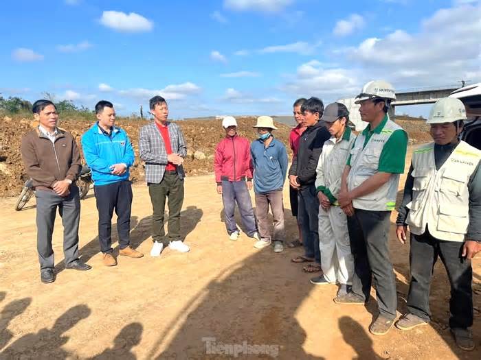 Thăm hỏi, tặng quà thanh niên công nhân hỗ trợ hoàn thành 3.000km cao tốc