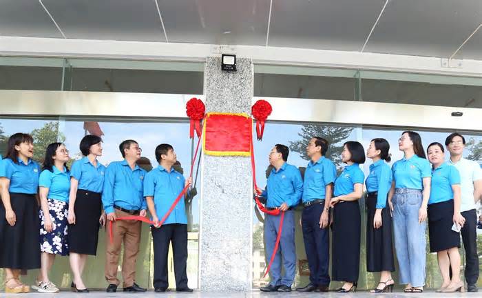Gắn biển các công trình chào mừng Đại hội Công đoàn Nam Định lần thứ XVIII