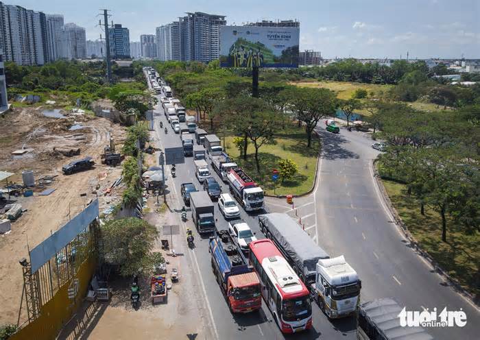 Ùn ứ ở nút giao Nguyễn Văn Linh - Nguyễn Hữu Thọ sau nửa tháng rào chắn