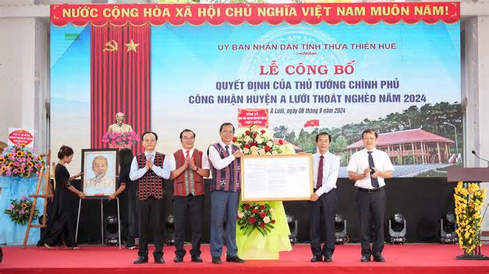 Công bố quyết định của Thủ tướng công nhận huyện A Lưới thoát nghèo