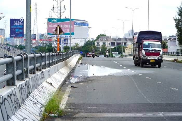 Cầu vượt cửa ngõ TPHCM lại bị võng và đọng nước