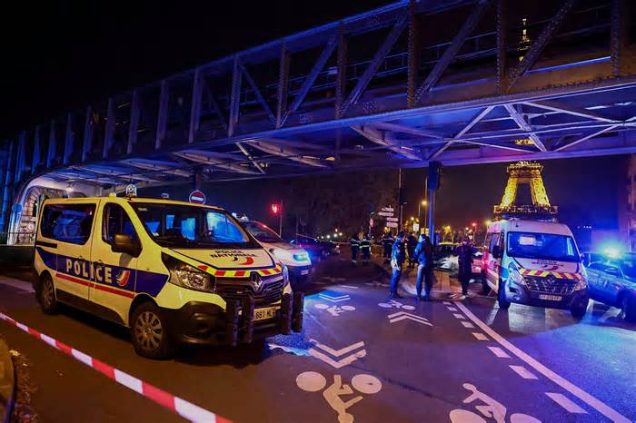 Đâm dao gần tháp Eiffel, một du khách thiệt mạng