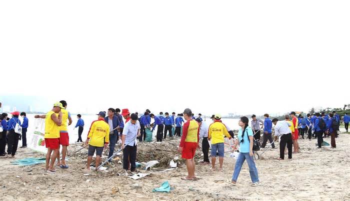 3.000 người dọn rác bủa vây vịnh Đà Nẵng sau mưa lũ