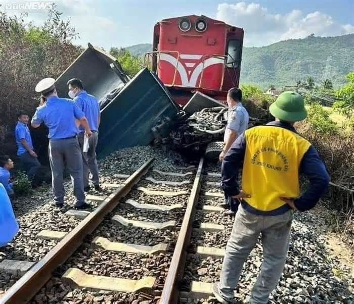 Khánh Hòa: Xe tải băng qua đường sắt bị tàu hỏa tông, tài xế tử vong