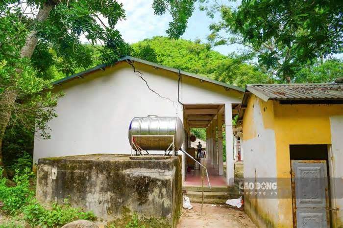 Nứt tường điểm trường, học sinh phải chuyển nơi học trước năm học mới