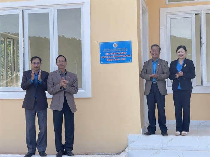 LĐLĐ Lâm Đồng gắn biển công trình chào mừng Đại hội XIII Công đoàn Việt Nam