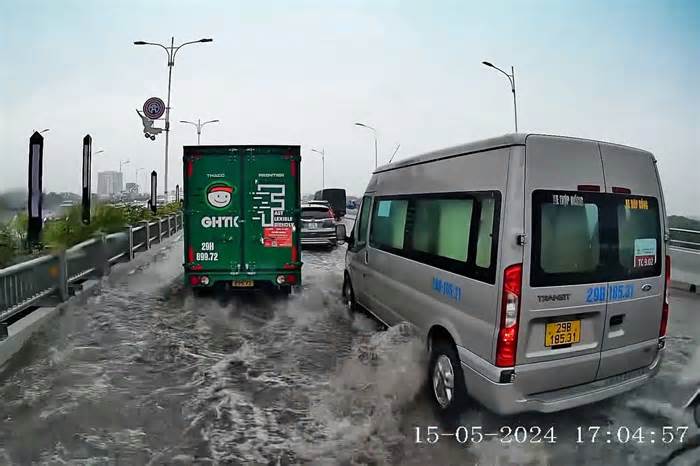 Làm rõ việc mặt cầu Vĩnh Tuy ngập nước sau mưa lớn