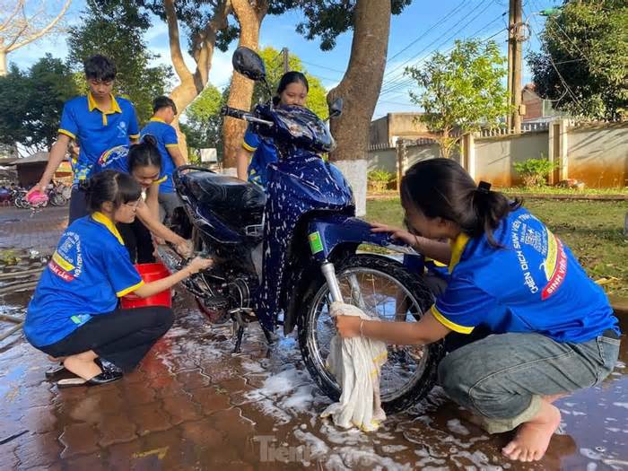Tuổi trẻ Đắk Lắk rửa xe gây quỹ, mang Tết yêu thương đến trẻ vùng sâu