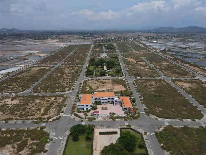 Cảnh đổ nát, hoang tàn trong khu tái định cư 400 tỉ đồng tại khu Vân Phong