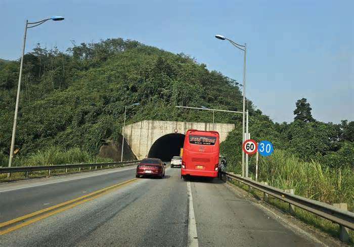 Nhan nhản vi phạm giao thông trên tuyến cao tốc Nội Bài - Lào Cai