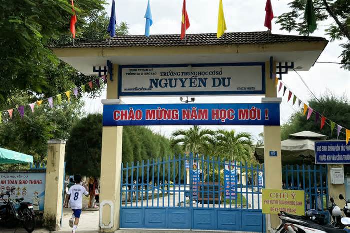 Phụ huynh xông vào lớp đánh học sinh lớp 8