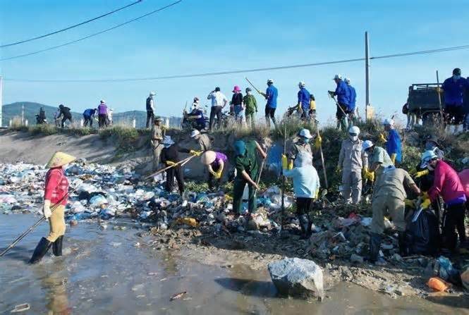 Chung tay dọn hàng chục tấn rác trên cảng cá, đầm nước mặn Sa Huỳnh
