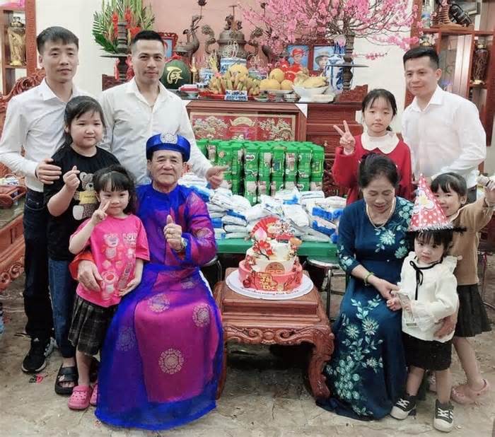 Tặng 'món quà sức khỏe' trong tiệc mừng thọ ở làng Lim, Bắc Ninh