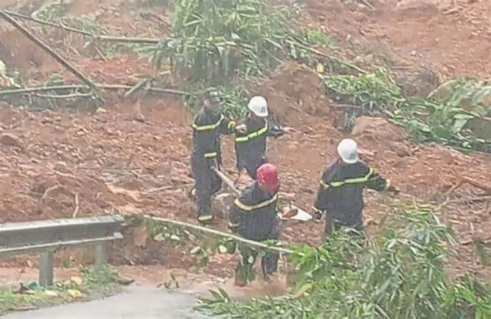 Tìm thấy thi thể thứ 10 trong vụ sạt lở vùi lấp xe khách ở Hà Giang