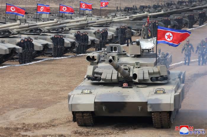Ông Kim Jong-un giám sát tập trận, lái thử xe tăng mới