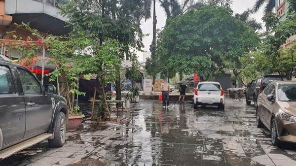 Sau tiếng động lớn, phát hiện nam thanh niên tử vong dưới sân chung cư