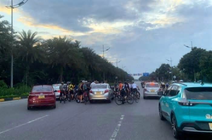 Đi vào đường cấm bị nhắc nhở, đoàn xe đạp bao vây, đe dọa tài xế