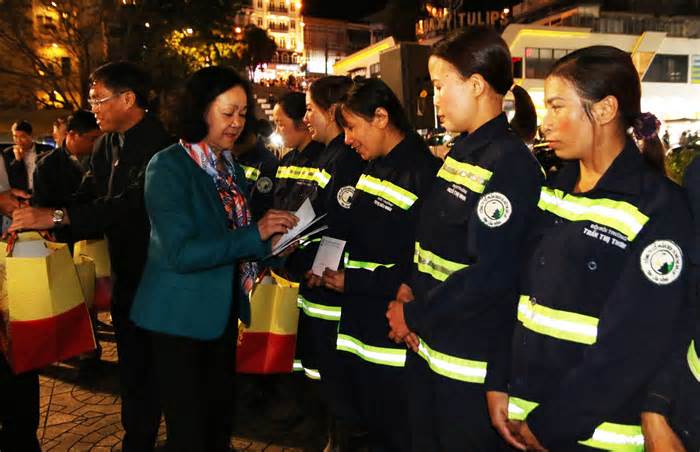 Thường trực Ban Bí thư trao quà Tết cho công nhân môi trường tại Đà Lạt
