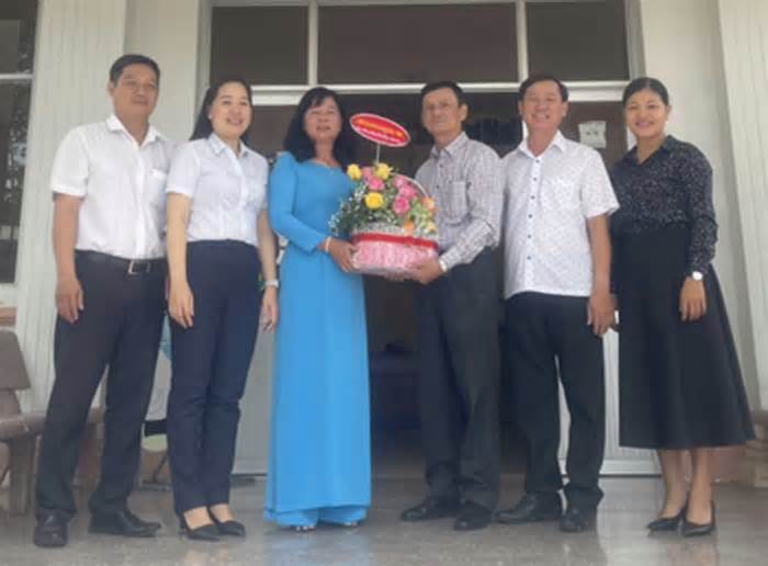 LĐLĐ tỉnh Đồng Tháp thăm y bác sĩ, nhân viên y tế nhân Ngày Thầy thuốc Việt Nam