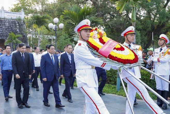 Thủ tướng Phạm Minh Chính dâng hương các Anh hùng liệt sĩ tại Điện Biên Phủ