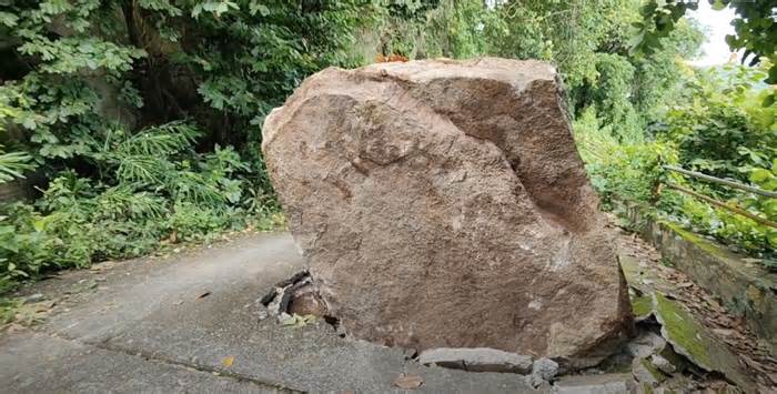 Tảng đá hàng tấn lăn từ đỉnh núi chắn ngang đường ở An Giang
