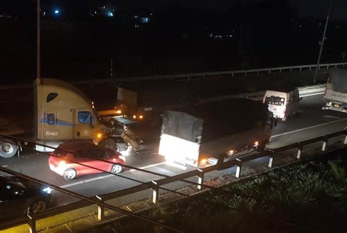 Lại xảy ra tai nạn liên hoàn với container trên cao tốc TPHCM - Trung Lương