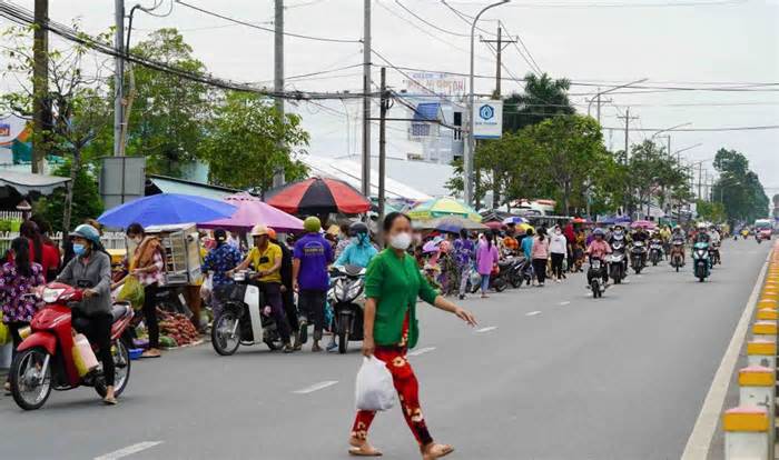 Chợ tự phát chiếm dụng vỉa hè gây mất an toàn giao thông