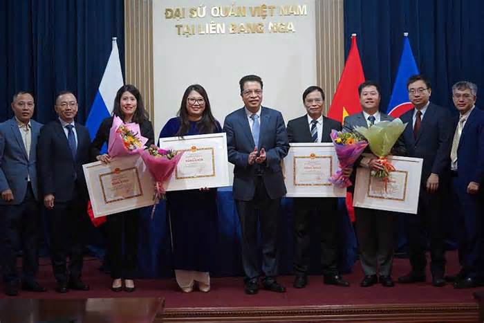 Cán bộ Đại sứ quán Việt Nam tại Liên bang Nga đón nhận Bằng khen của Bộ trưởng Ngoại giao