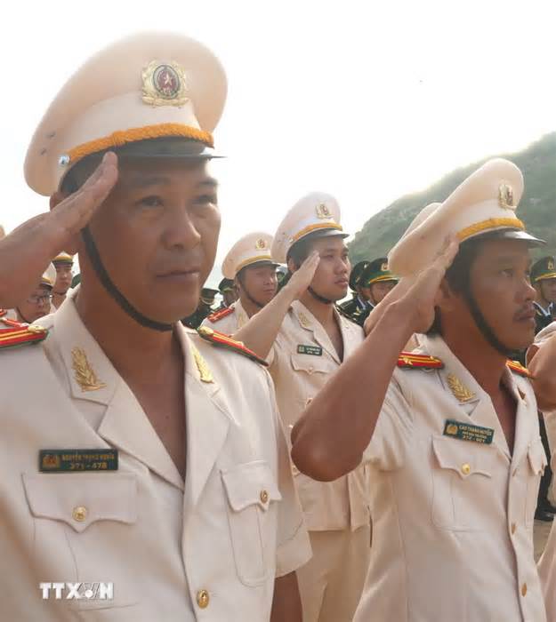 Lễ thượng cờ Tổ quốc tại Bãi Môn-Mũi Điện