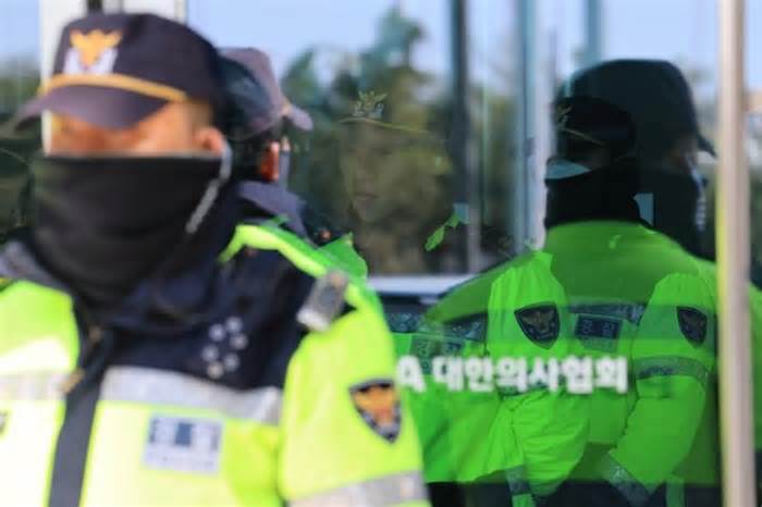 Khủng hoảng y tế Hàn Quốc: Cảnh sát khám xét trụ sở và nhà riêng của các lãnh đạo Hiệp hội Y khoa