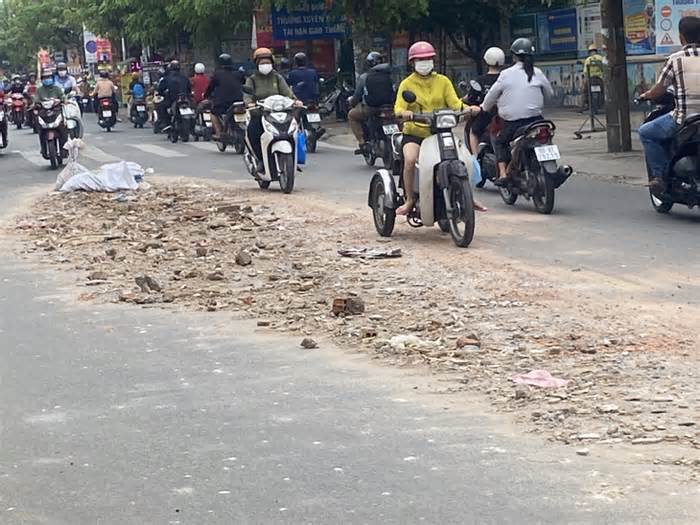 Xà bần đổ đầy đường, dân phải dùng bao cát cảnh báo xe cộ